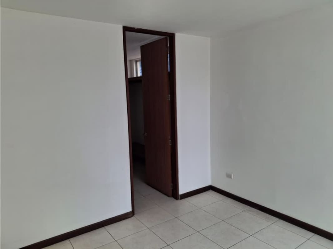 Bedroom with tiled floors and closet space PH Altavista Tower Panama City for rent