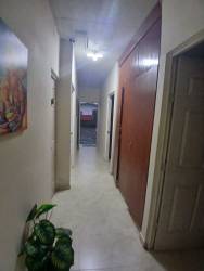 Hall with tile floor, built-in cabinets in house Barriada La Cresta Colón