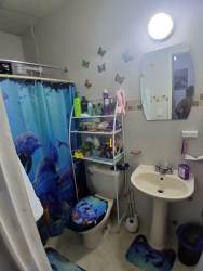Small bathroom with ocean-themed decor, pedestal sink, Barriada La Cresta Colón