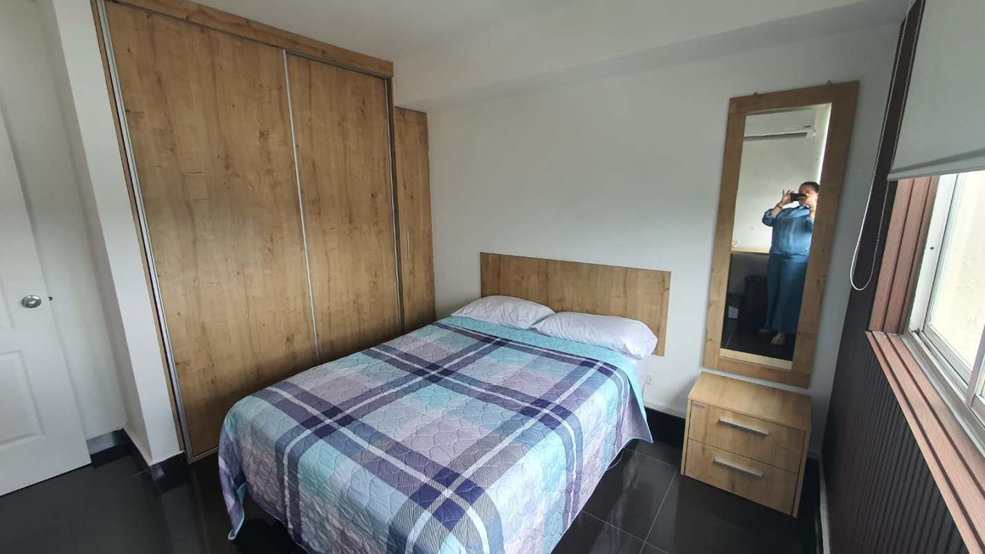 Second bedroom with closet, window with city view, ceramic tile PH Majestic Garden Panama