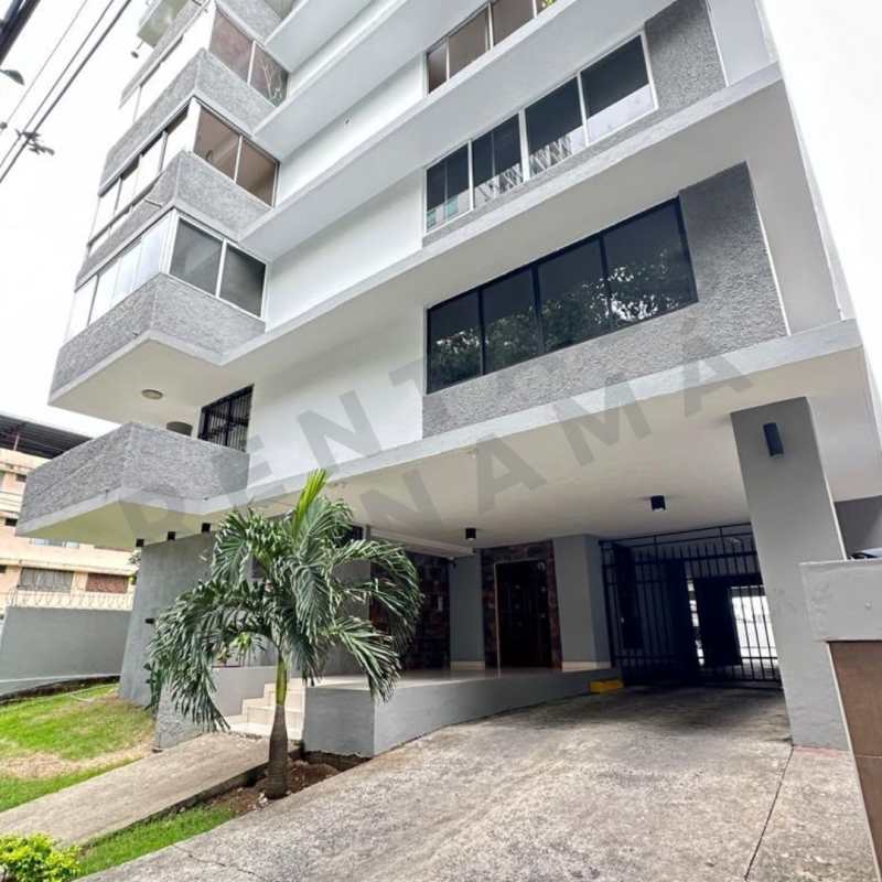 Large open living room with tile floors in PH El Carmen Panama City