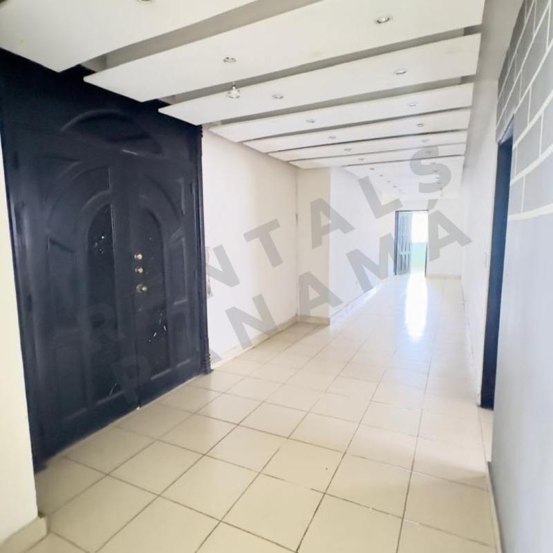 Bedroom with large built-in black wardrobe PH El Carmen Panama City