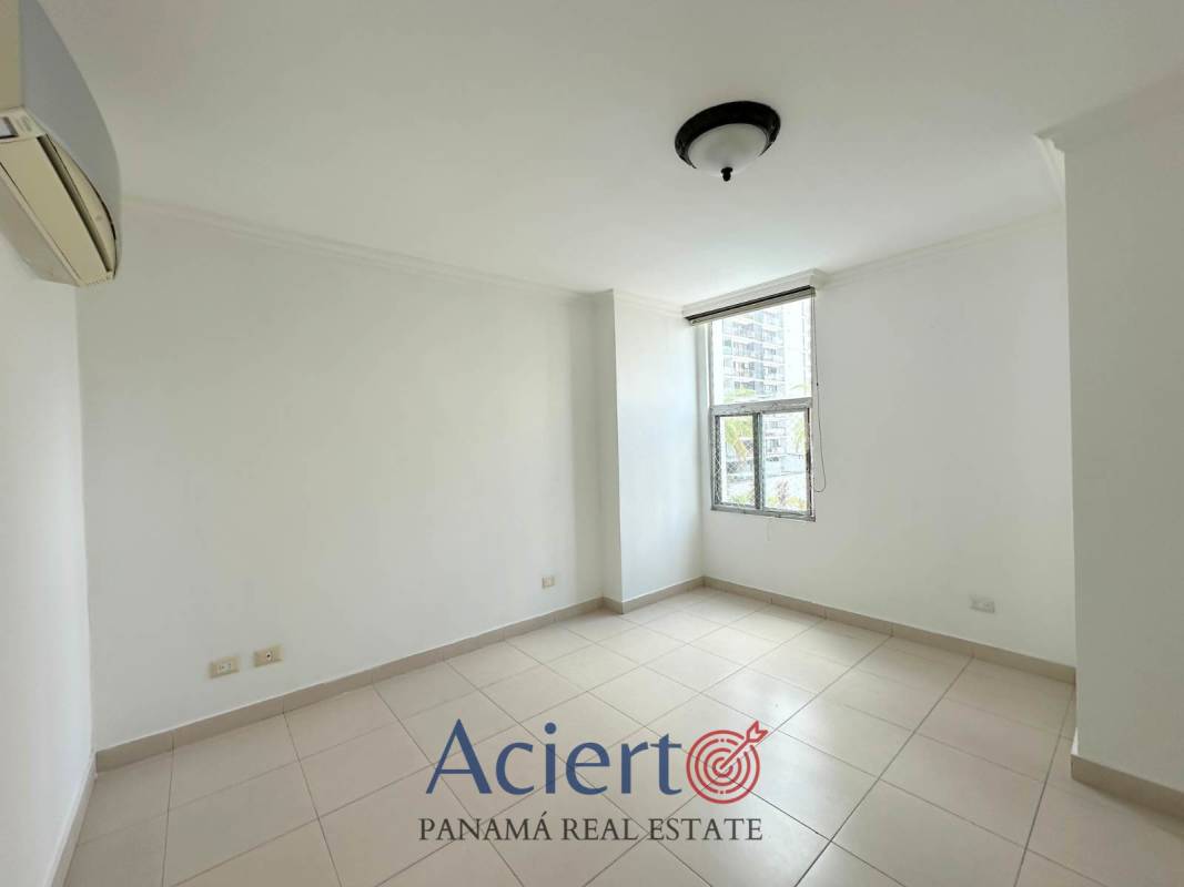 Balcony with glass railing playground view ceiling fan safety net PH San Francisco Skyline Panama