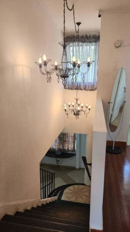 Large living room with windows, tiled floors, sofa, ceiling fans in Balboa Ancón family house Panama