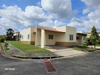 Corner lot house with driveway and garden in Residencial Arboledas Costa Verde Panama