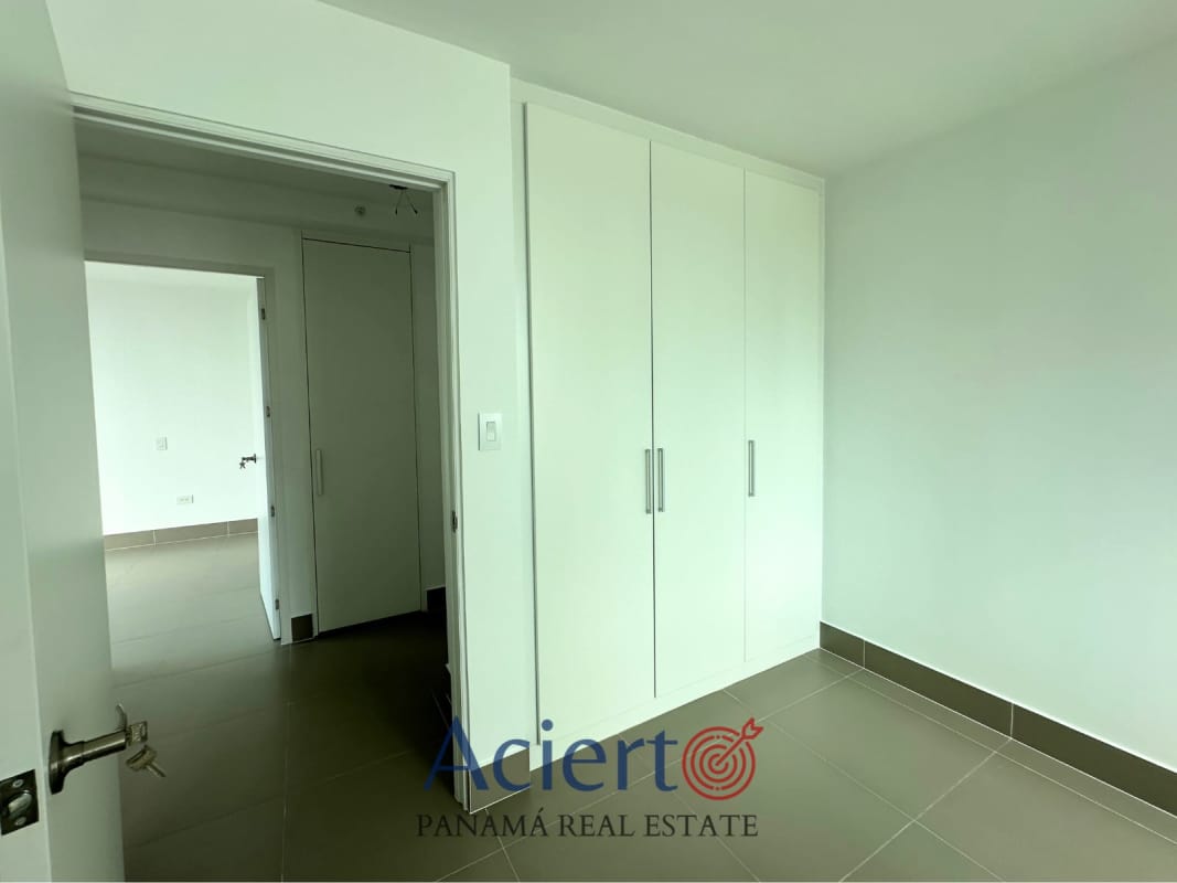 Bedroom with built-in closet and tile flooring at PH Bella Vista Park in Panama City