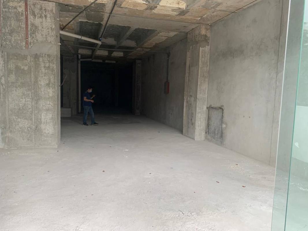 Unfinished open plan industrial commercial space with exposed ceilings Worldwide Plaza Vía España