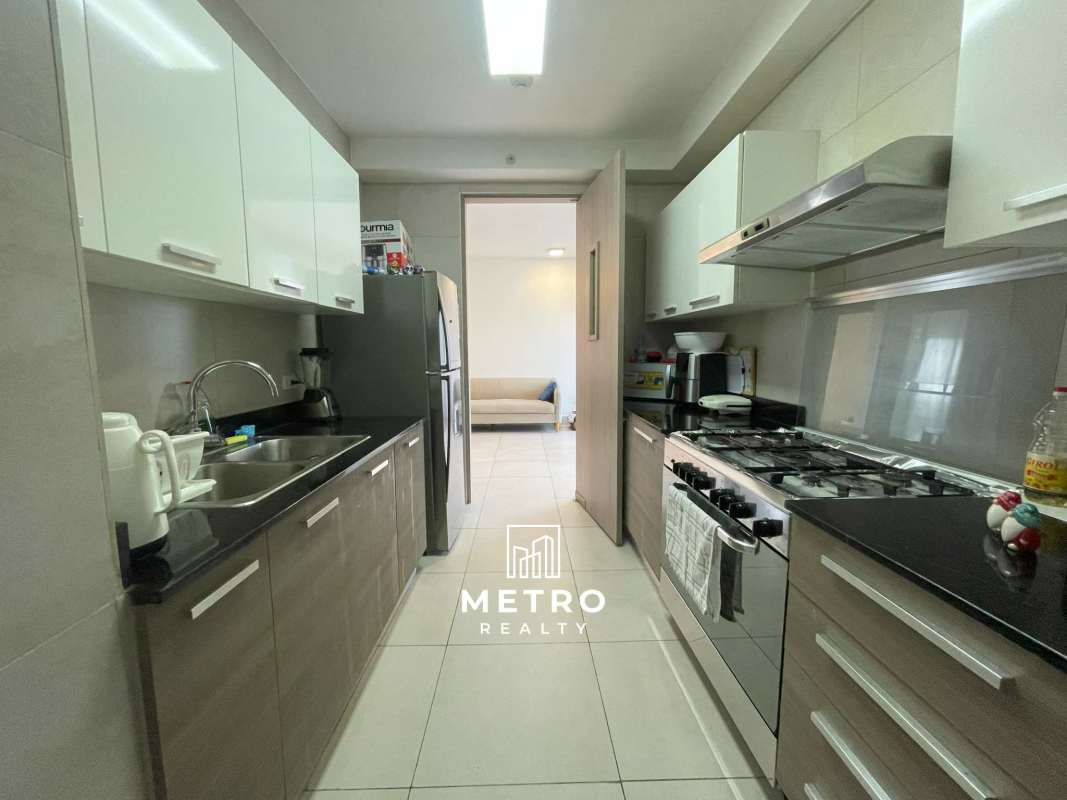 Fully equipped kitchen with granite countertops, light cabinetry stainless appliances in PH Luxor Panama