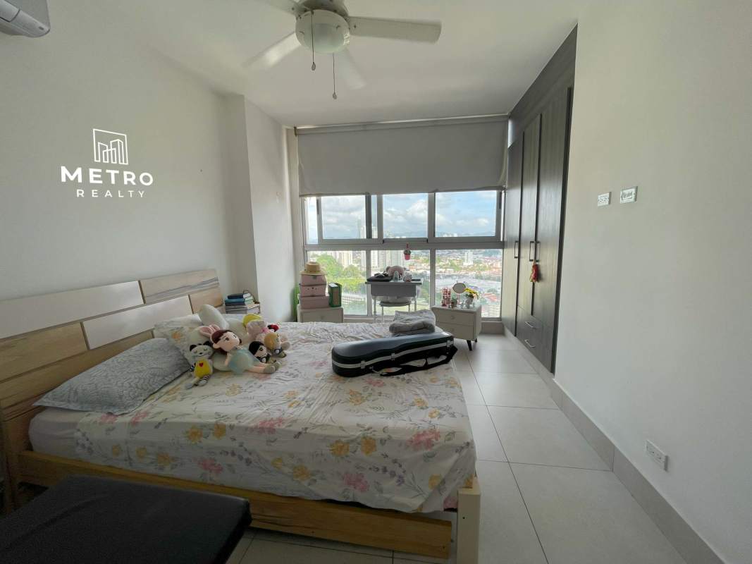 Bedroom with built-in closet, AC, and panoramic city skyline view in PH Luxor El Cangrejo Panama