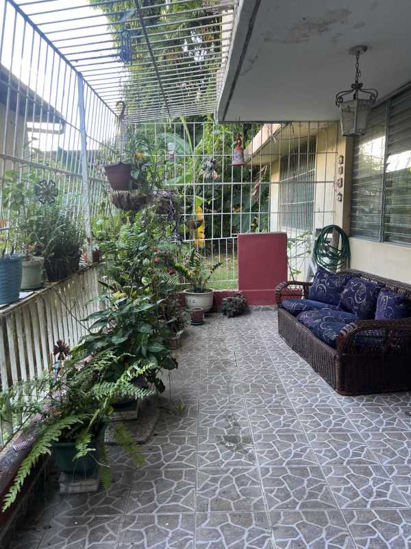 Bedroom featuring AC, large windows with curtains pink bedding PH El Cangrejo Residences Panama