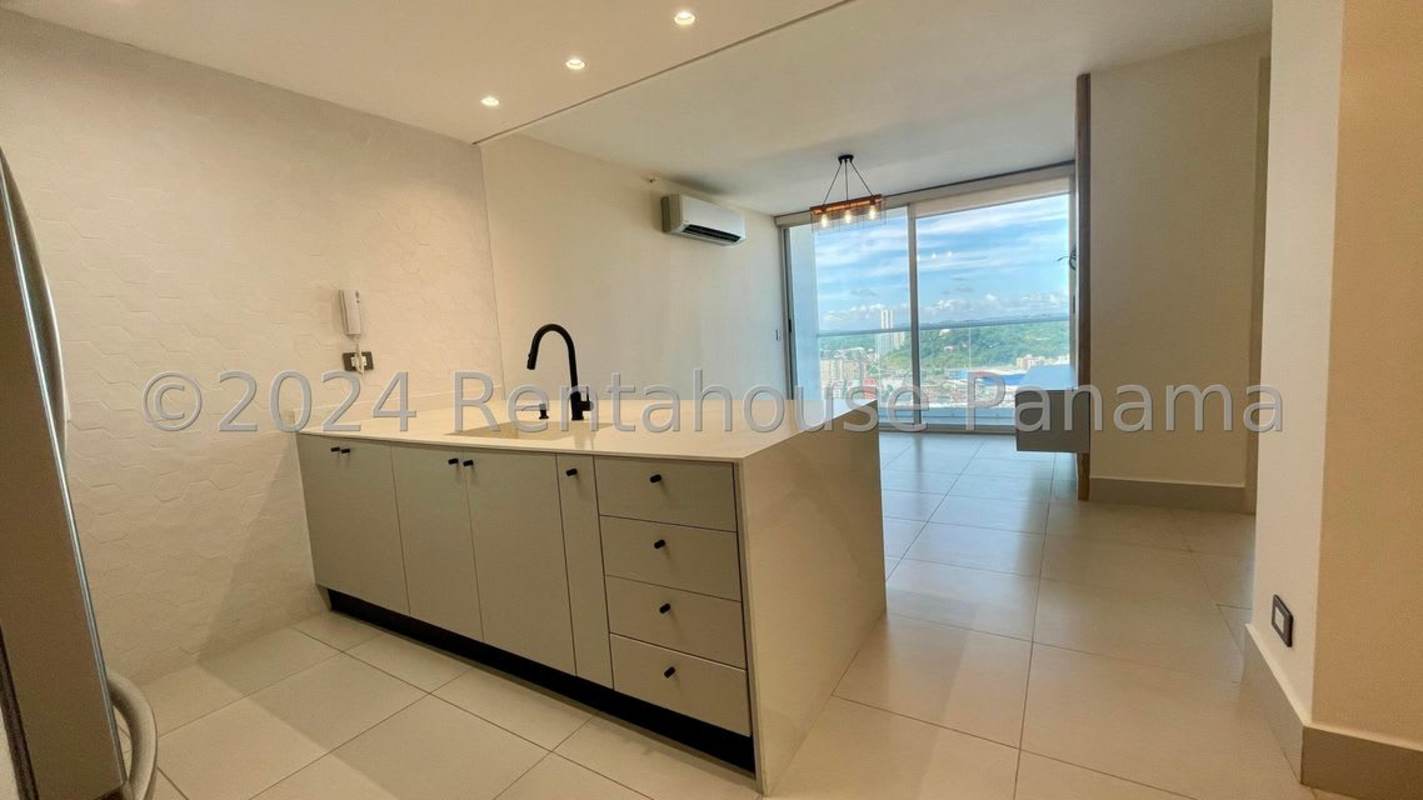 Modern kitchen with breakfast bar in PH Sky Point Tumba Muerto Panama