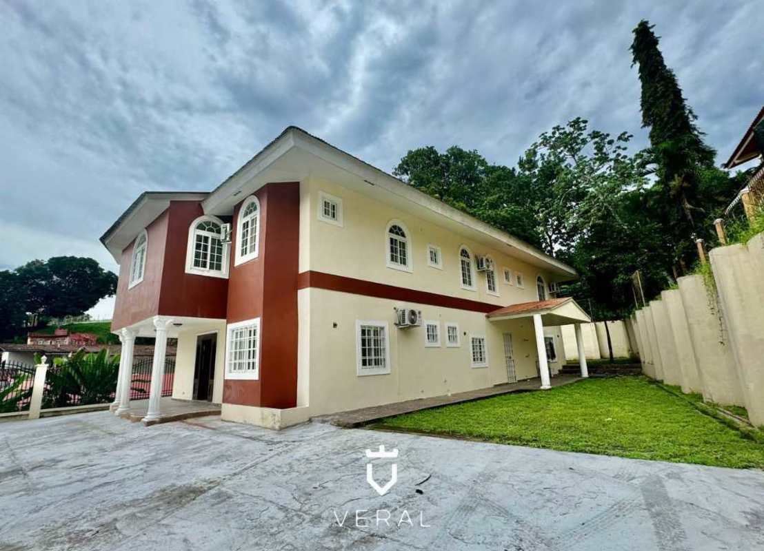 Spacious 5BR Duplex Villa with Jacuzzi in Villa del Lago Las Cumbres