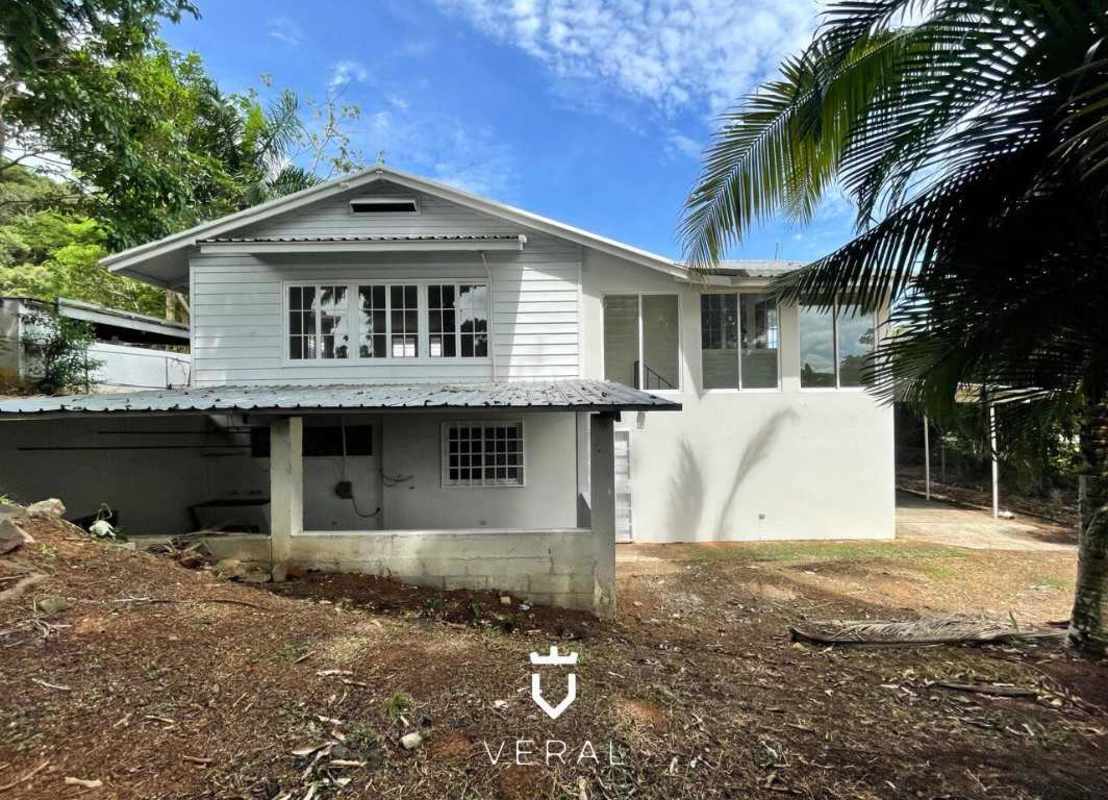 Traditional raised white house with garden and parking Los Ríos Albrook Panama