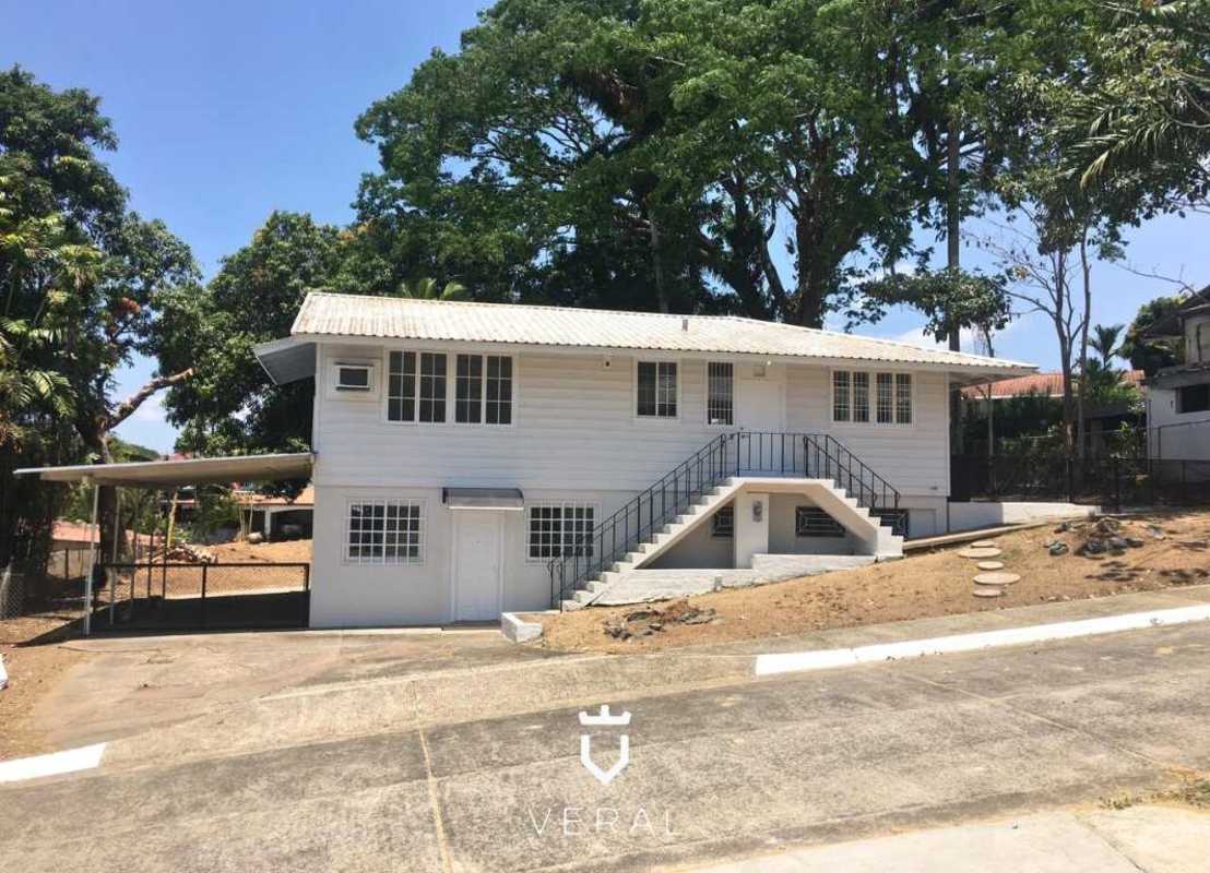 Kitchen with double sink, white cabinets, gas stove, garden window Los Ríos Panama