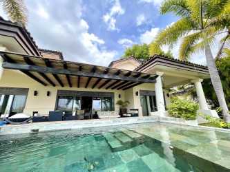 Spacious living area in Bristol Buenaventura villa with vaulted ceiling and garden view