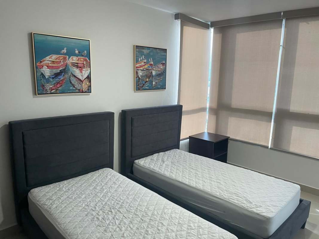 Twin beds guest bedroom with closet large windows PH Top Tower Panama
