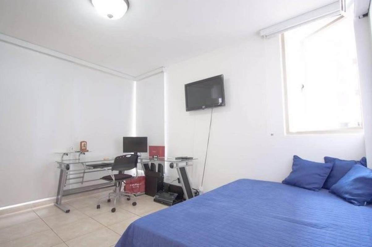 Full bathroom with walk-in shower and modern sink in PH Diamond Tower San Francisco Panama