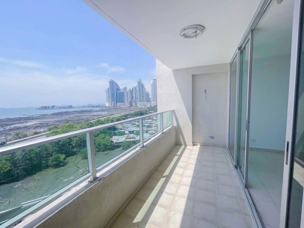 Bedroom with city view, tiled floor and built-in closet at PH Terrasol San Francisco