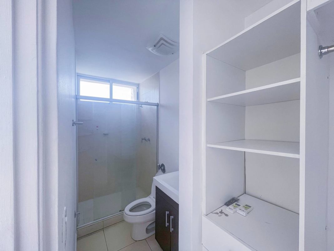 Contemporary bathroom with glass shower divider, porcelain tiles PH Terrasol Panama