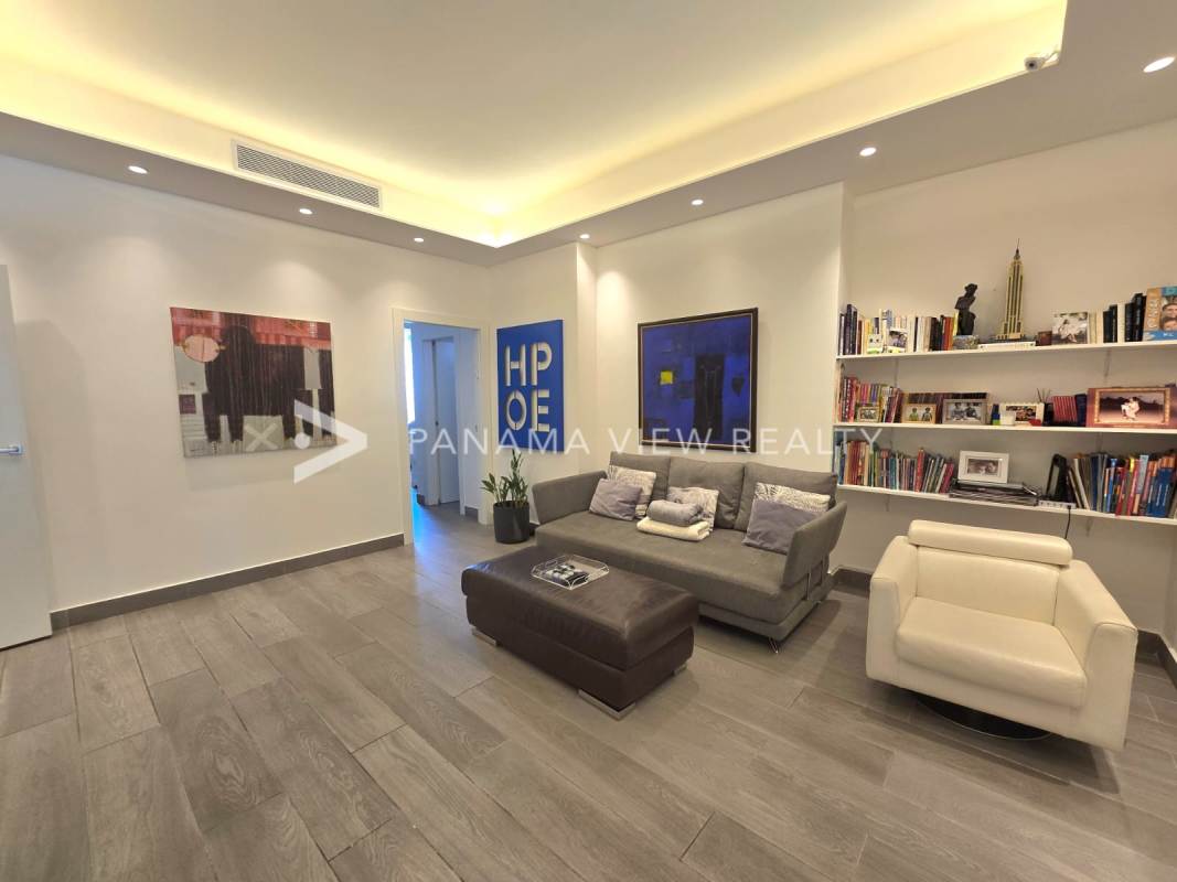 Dining space with spectacular sea views at PH The Residences Panama City