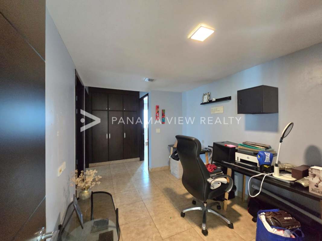 Relaxed family den with natural light at PH Titanium Panama City