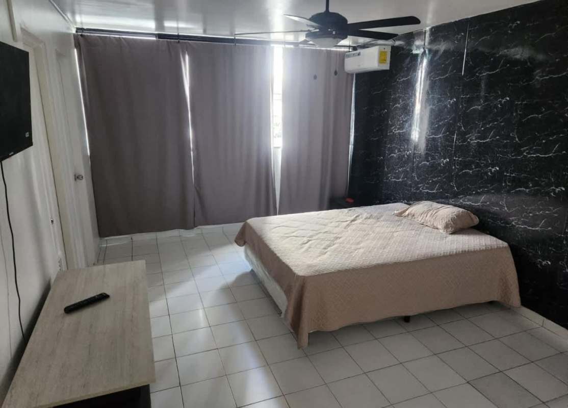 Room with closet, work desk, TV and AC for rent San Francisco Panama