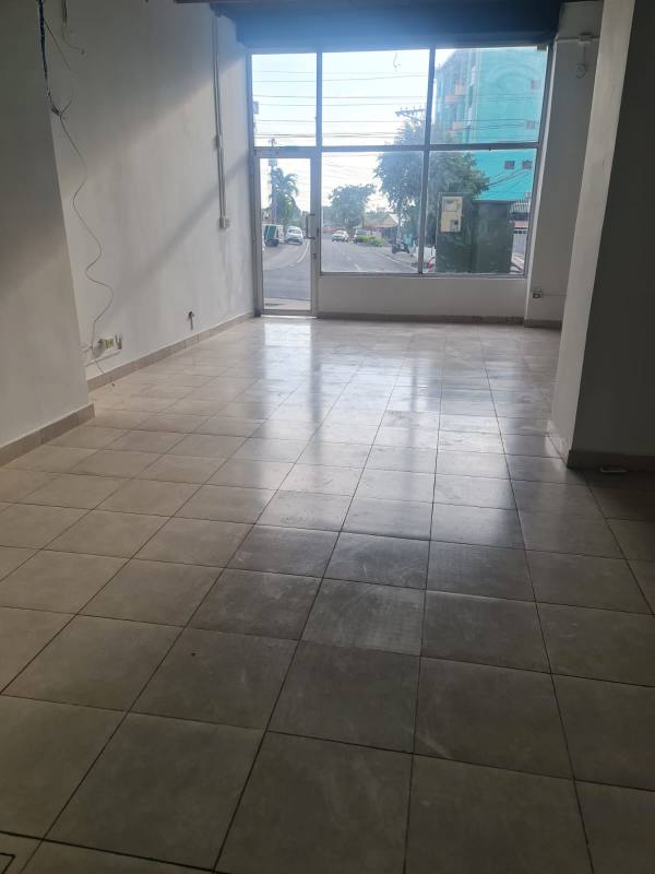 Empty commercial retail space with large glass windows facing the street in Panama City
