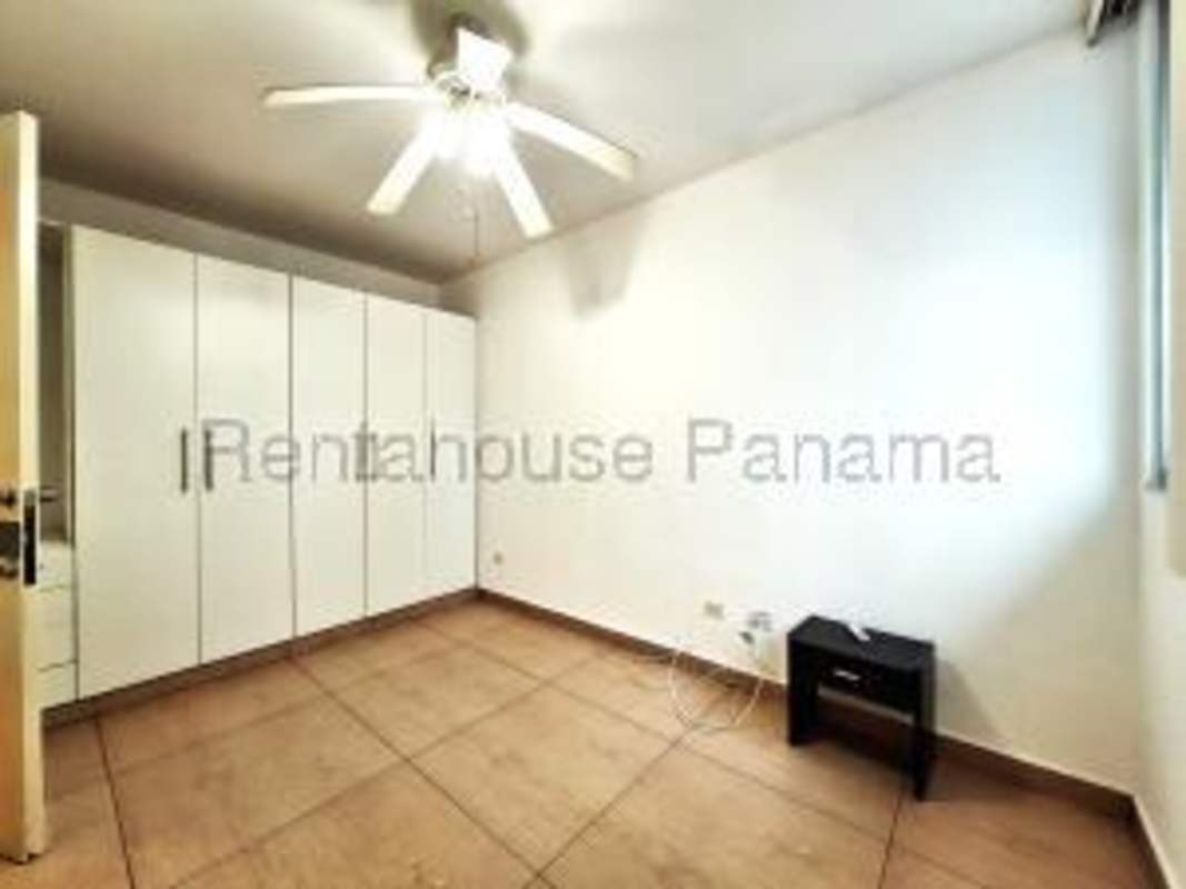 Contemporary bathroom with walk-in shower and ceramic details in Bella Vista Tower