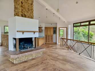 Large balcony with panoramic mountain landscapes in Cerro Punta Panama