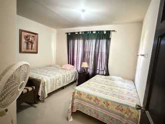 Bedroom with queen bed, walk-in closet, ensuite bathroom garden view Los Molinos Boquete house