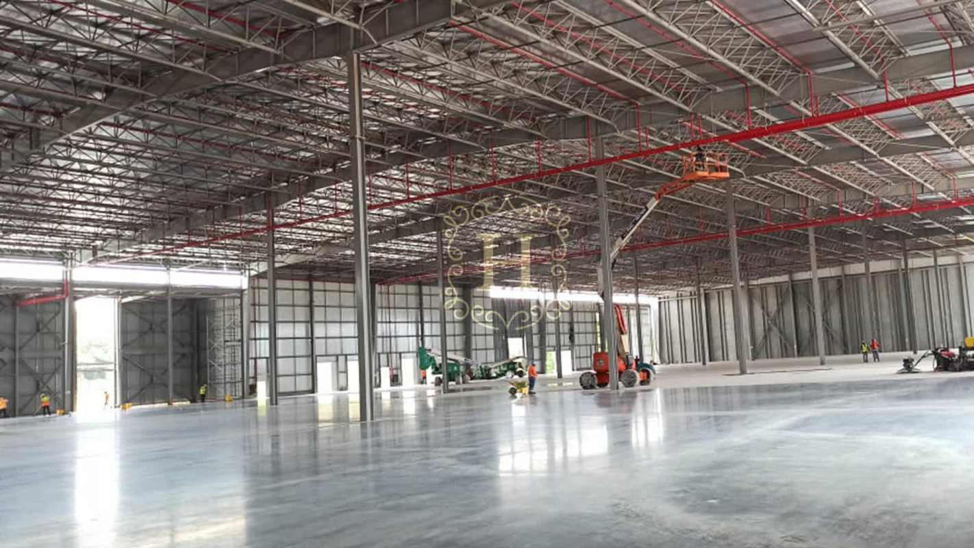 Empty industrial warehouse interior with 14-meter ceilings, steel beams, concrete floor at Parque Logístico Tocumen Panama