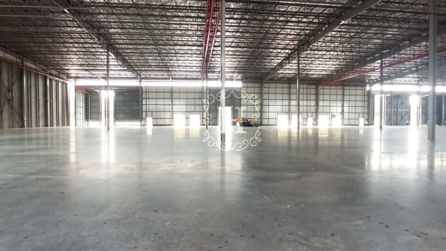 Warehouse interior view with natural lighting skylights and insulated steel roof Parque Logístico Tocumen
