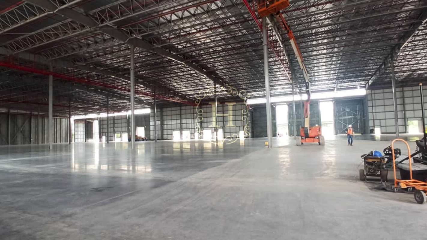 Large loading dock area at Parque Logístico Tocumen Panama with container bays