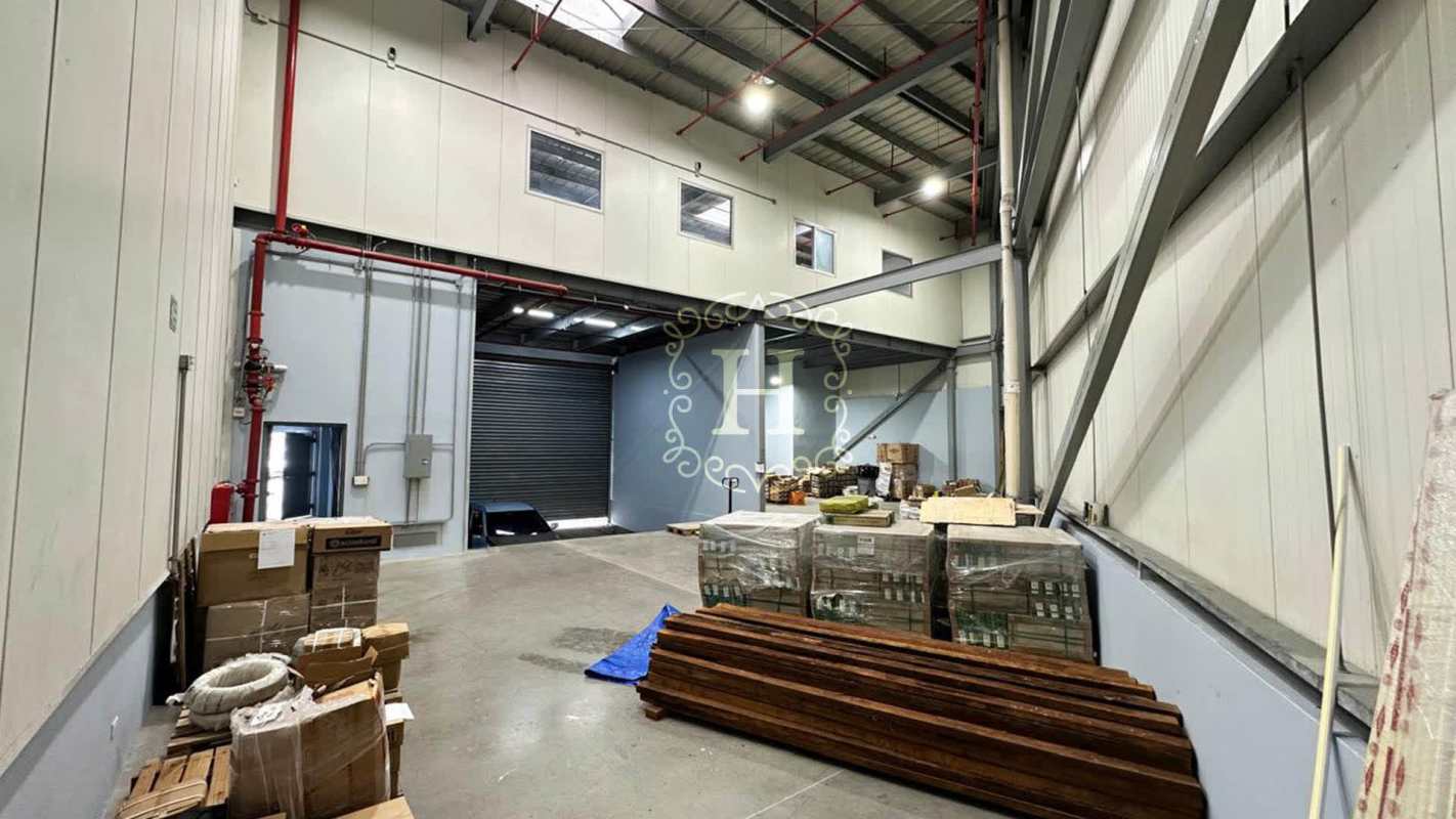 Spacious industrial warehouse with high ceiling and loading dock tocumen area panama