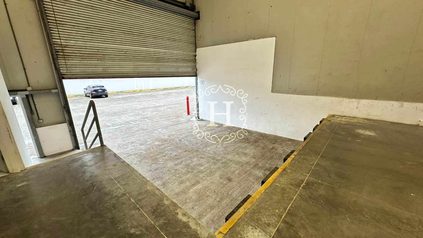 Warehouse rolling shutter door and loading dock in Airport Commercial Park III Las Mañanitas Panama