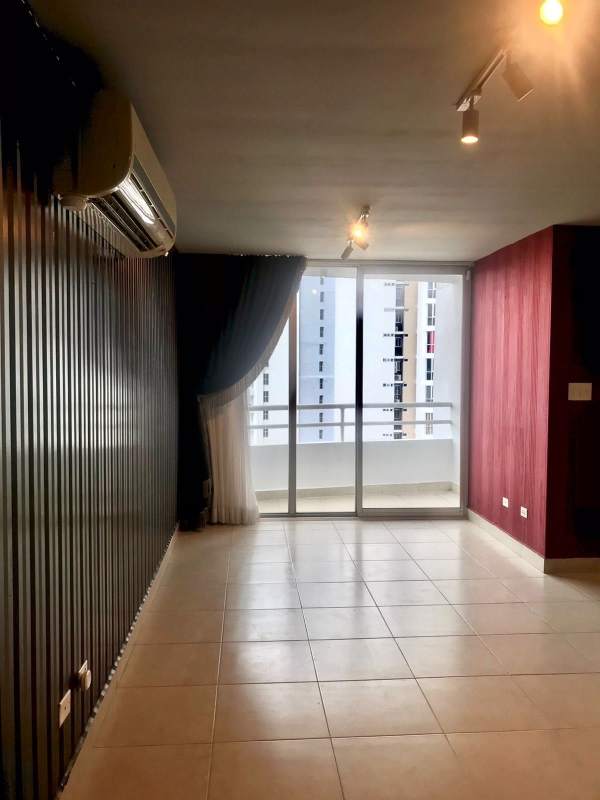 Master bedroom with closet and window PH Splendor By The Park Carrasquilla Panama