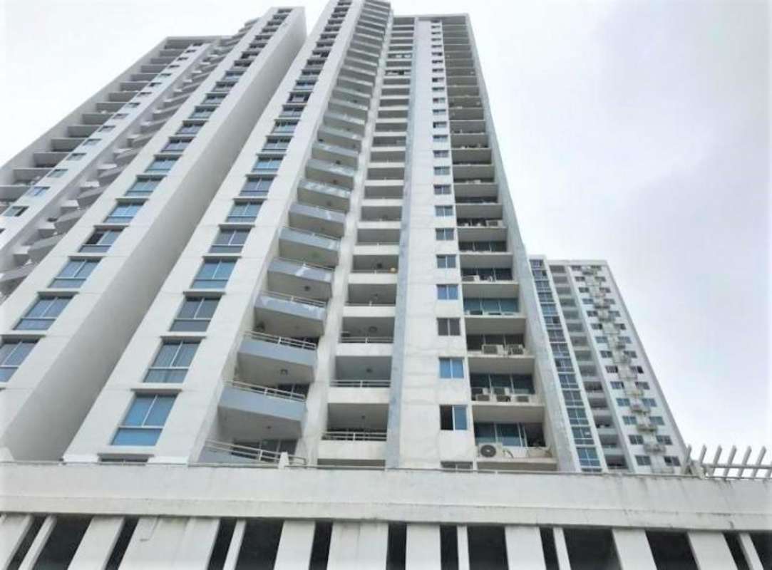 Balcony with park and skyline view PH Splendor By The Park Carrasquilla Panama