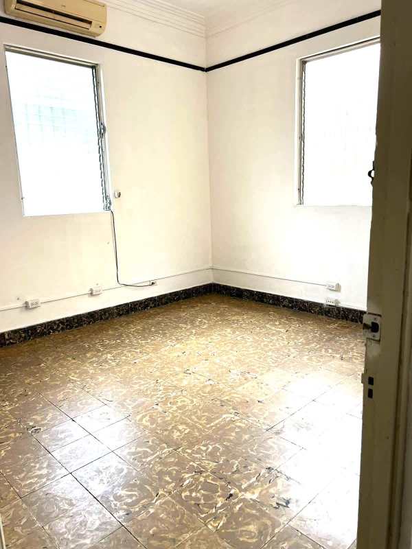 Minimalist office with decorative ceiling molding Perejil Business Center Panama City