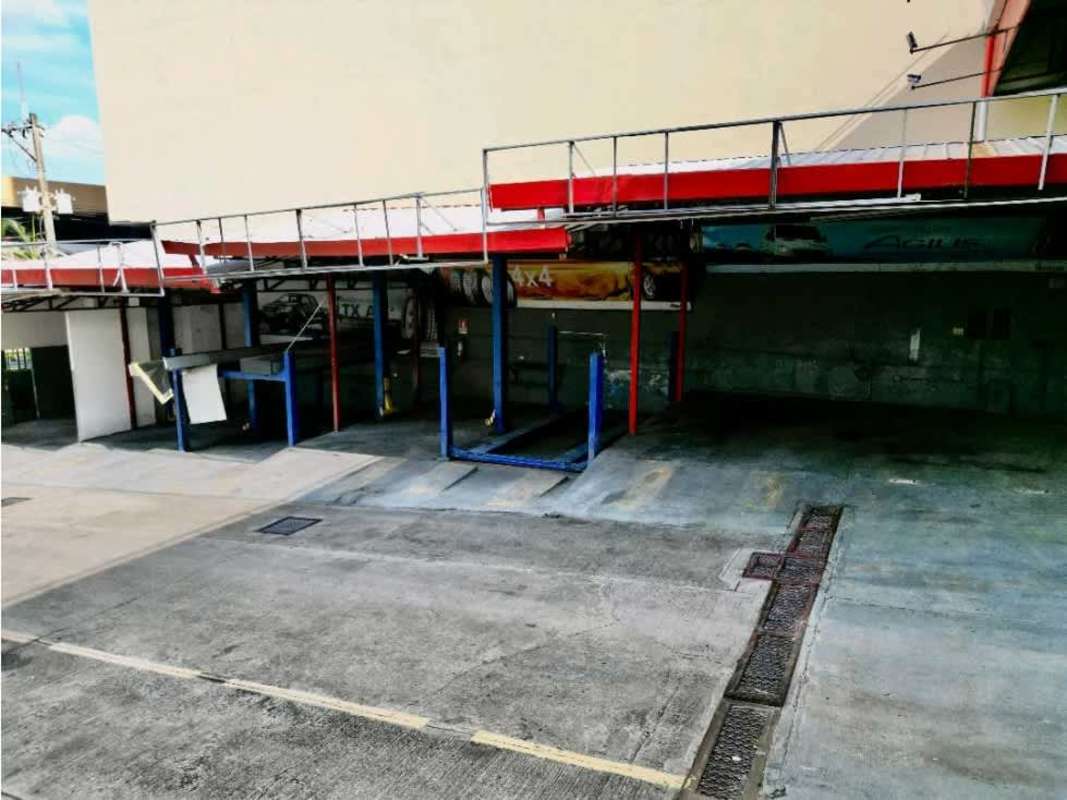Multiple covered service bays at commercial warehouse available for rent in Panama