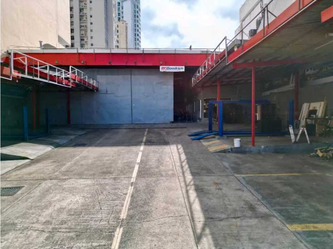 Commercial warehouse with ample parking area in 12 de Octubre Panama City for rent or lease