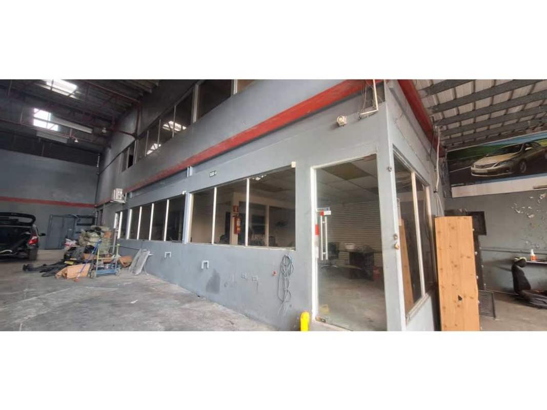 Large open warehouse space high ceiling suitable for storage or workshop in Panama City