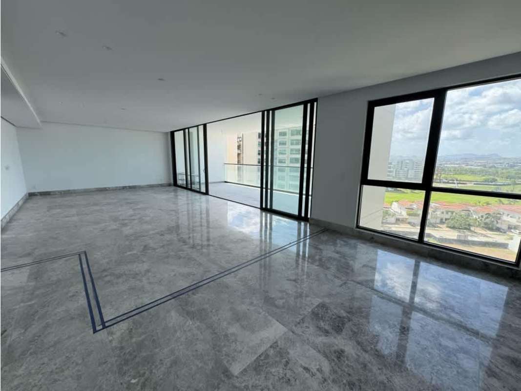 Modern bathroom with marble finishes, bathtub and glass shower at Empire Residences Santa María Panama