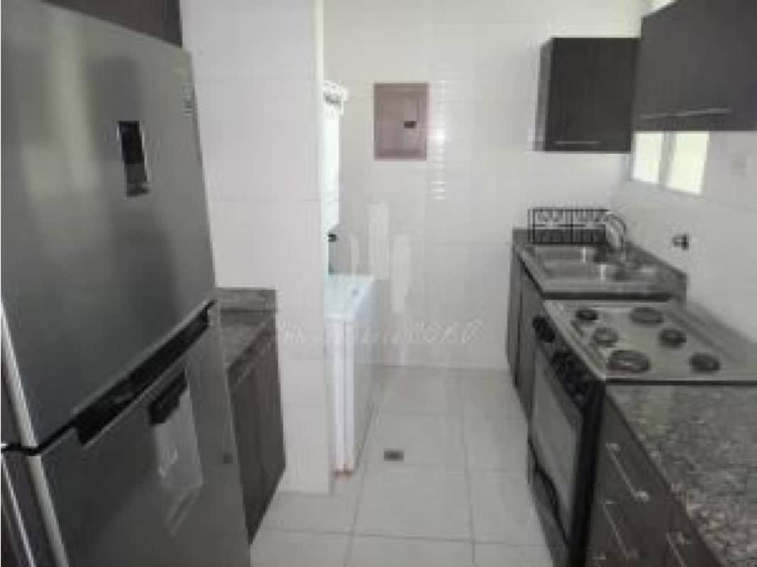 Infinity rooftop pool with panoramic views of Panama City skyline in PH Vivendi 300 Edison Park