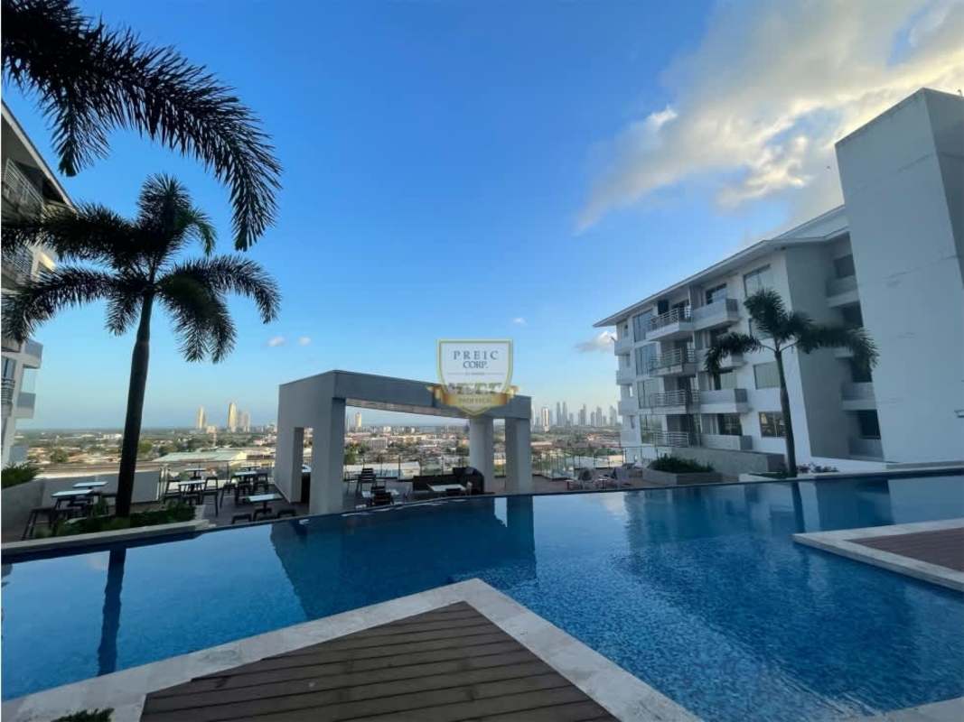 Infinity pool overlooking city skyline at PH Altaterra Villa Lucre El Crisol Panama