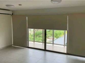 Modern bathroom with ceramic tiles and walk-in shower PH Midrise Panama Pacifico