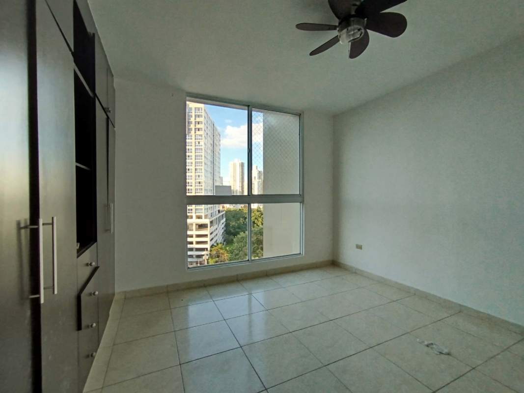 Bedroom with floor-to-ceiling windows, balcony access and city view at PH Hyde Park Panama