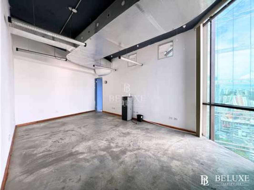 Large open workspace with natural daylight in Torre Generali Obarrio