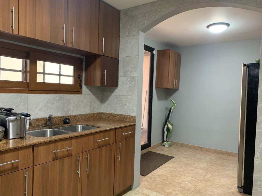 Bright sunroom with ample windows and natural light in house Brisas del Golf Panama