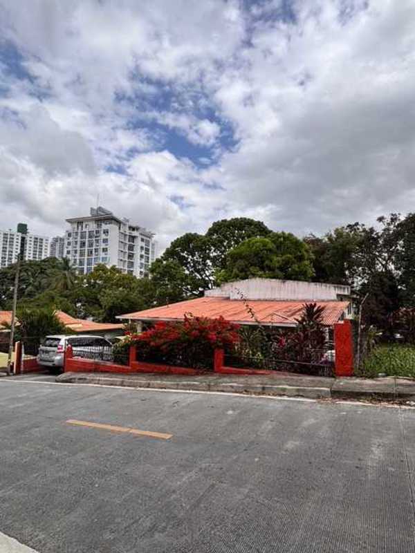 Traditional house with terrace, garden, and gated driveway in San Francisco Panama, Carrasquilla neighborhood