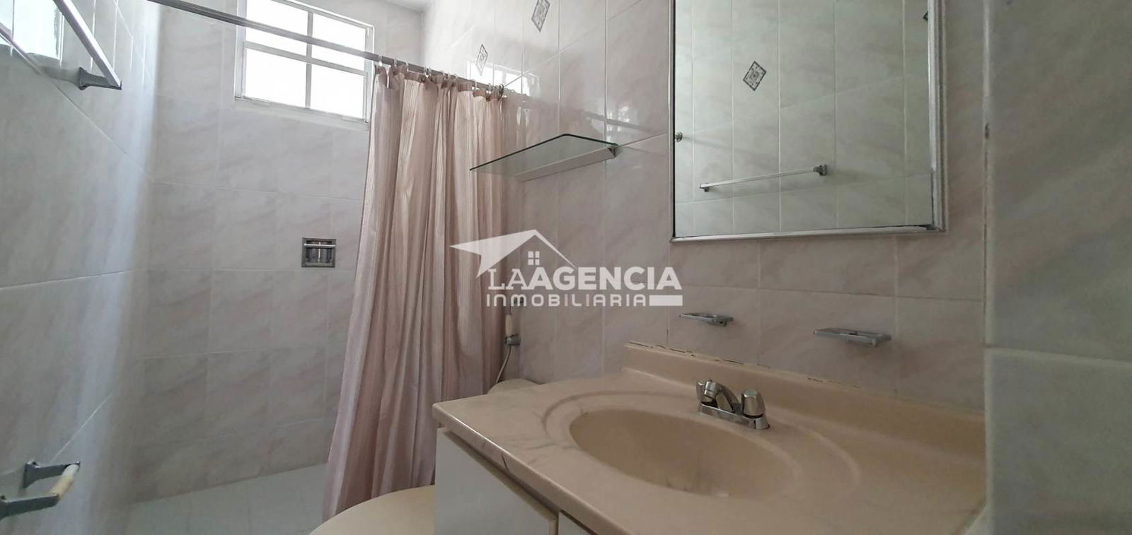 Master bedroom walk-in closet split AC ceiling fan natural light Residencial El Doral Panama